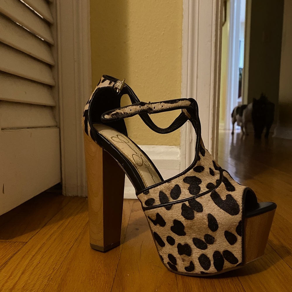 Jessica Simpson cheetah print pumps size 6